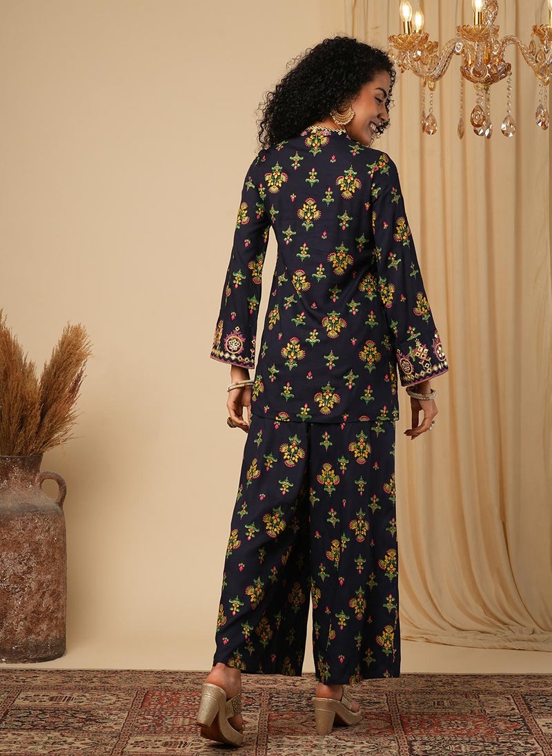 جلو باص بلوزة نسائية بأكمام الجرس وطبعات عرقية باللون الكحلي مع بنطلون - Image 4